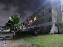 Rückseite des Hotels. Der Ausblick aus den Zimmern ganz unten ist nicht so schön.