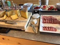 Frühstück Nur 2 Sorten Fleisch bei 200 CHF pro Nacht