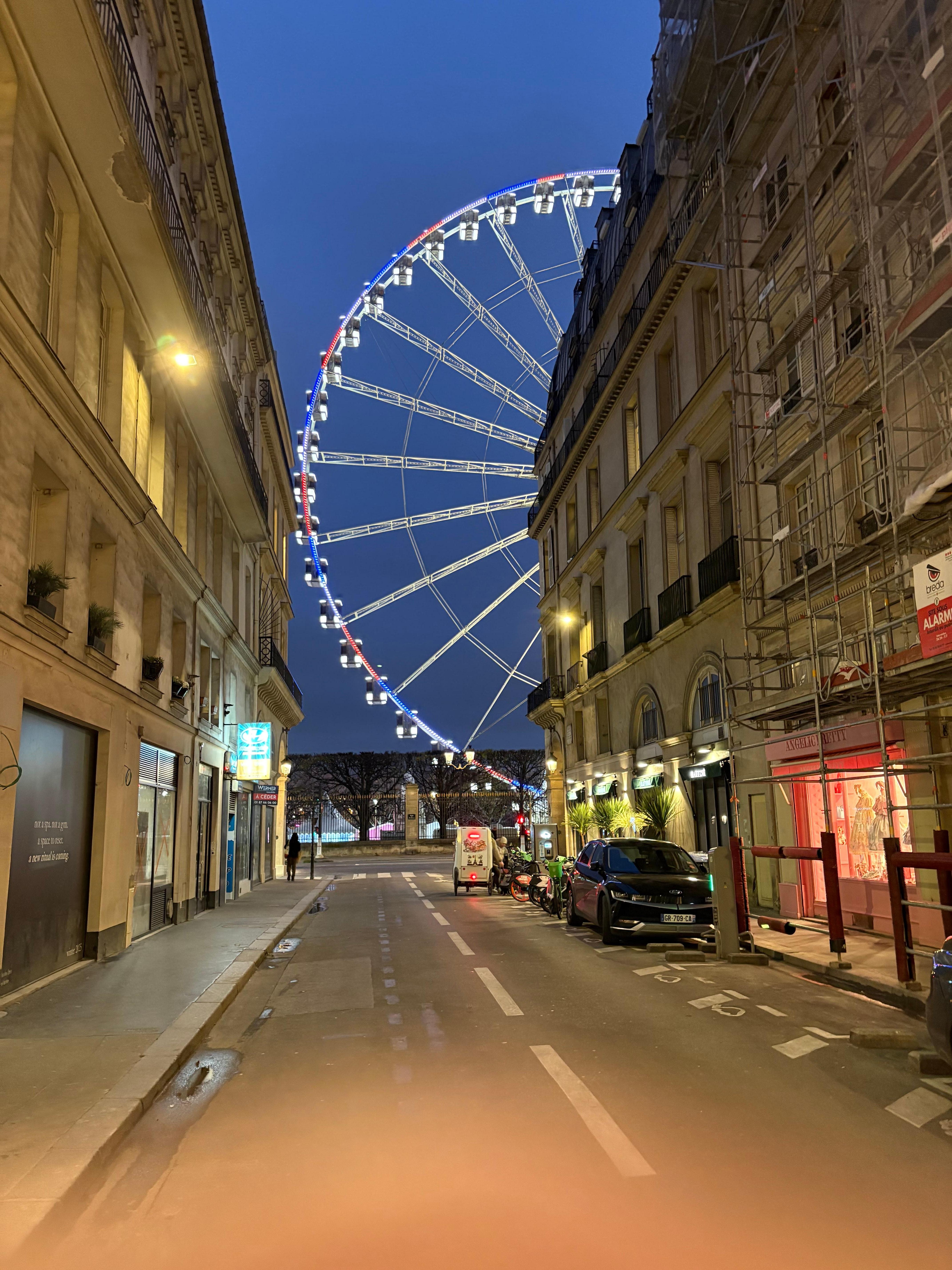 Kuva hotellin ovelta.