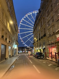 Kuva hotellin ovelta.