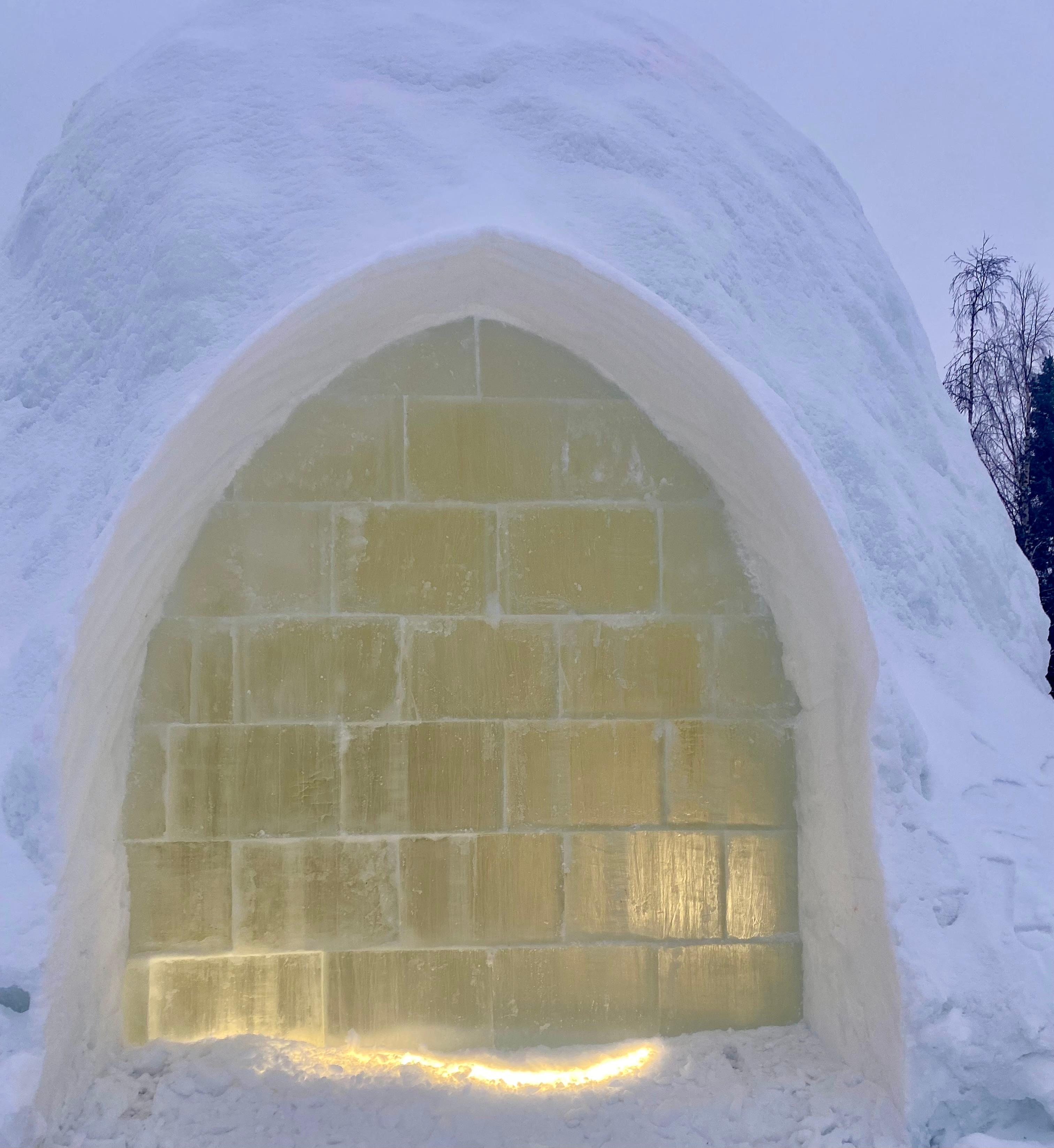 Chapelle de neige en construction pendant notre séjour 