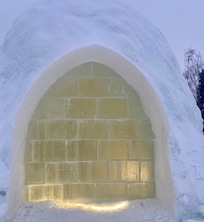 Chapelle de neige en construction pendant notre séjour