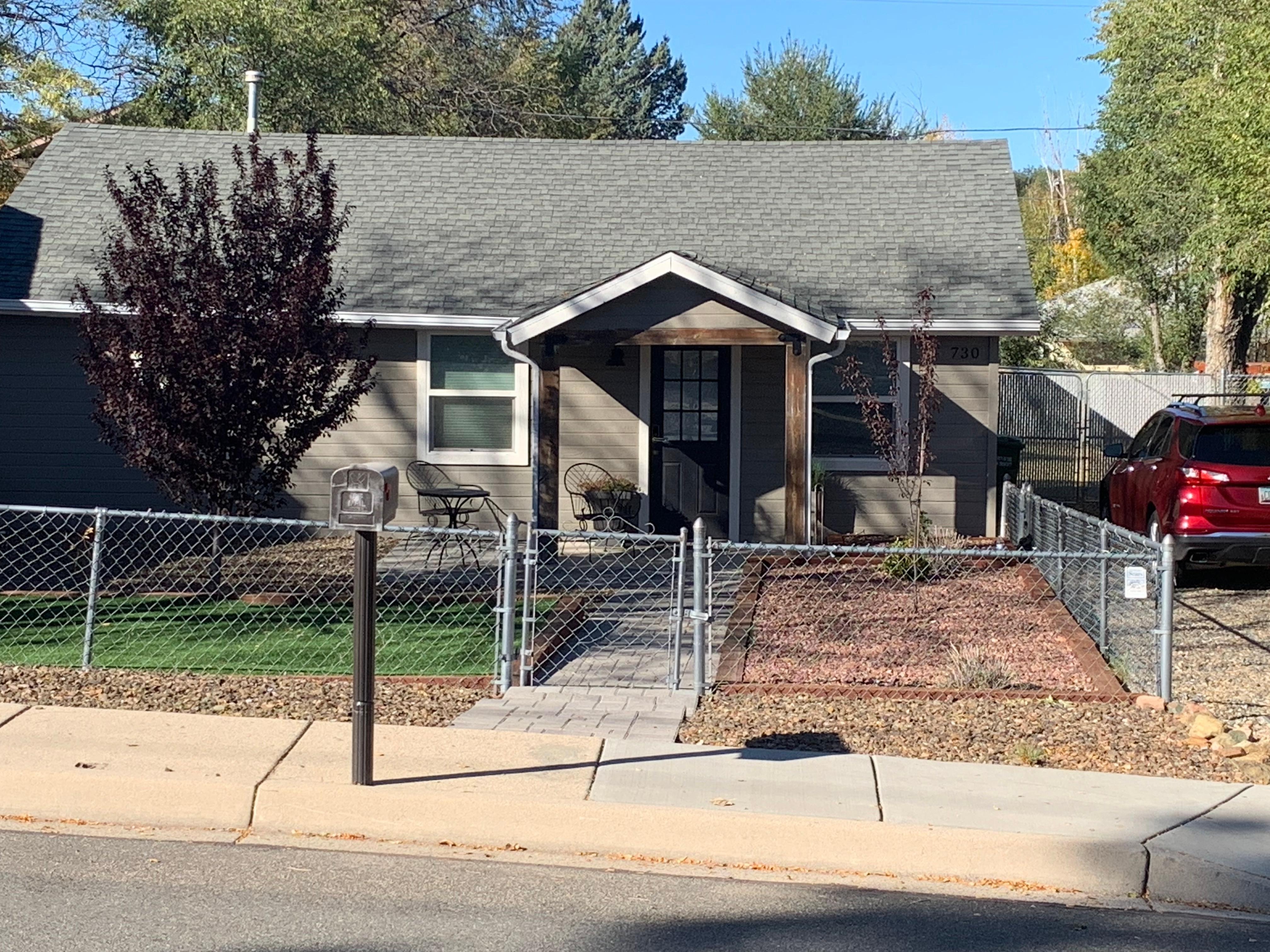 Loved the cute bungalow style. It is a very quiet neighborhood close to all Prescott attractions. 