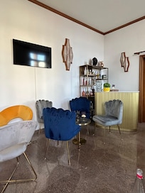 Lobby/bar area