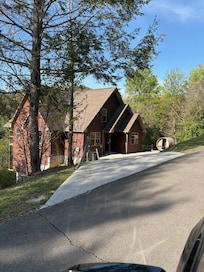 The driveway is steep and you’ll need a bit of blind faith the first time, but you’ll get the hang of it 😉
