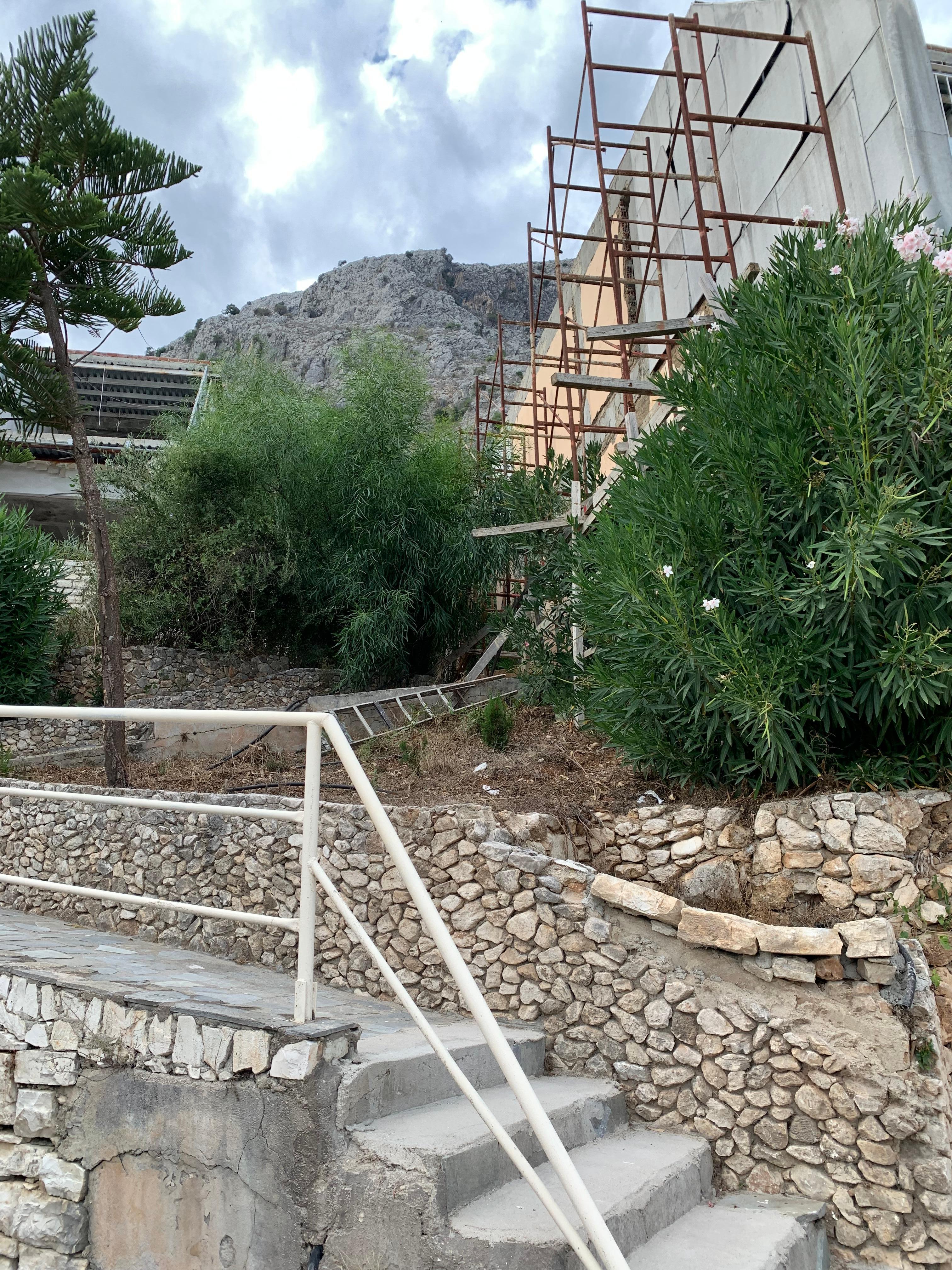 Établissent du haut … bâtiment laissé en travaux avec échafaudage rouillé 