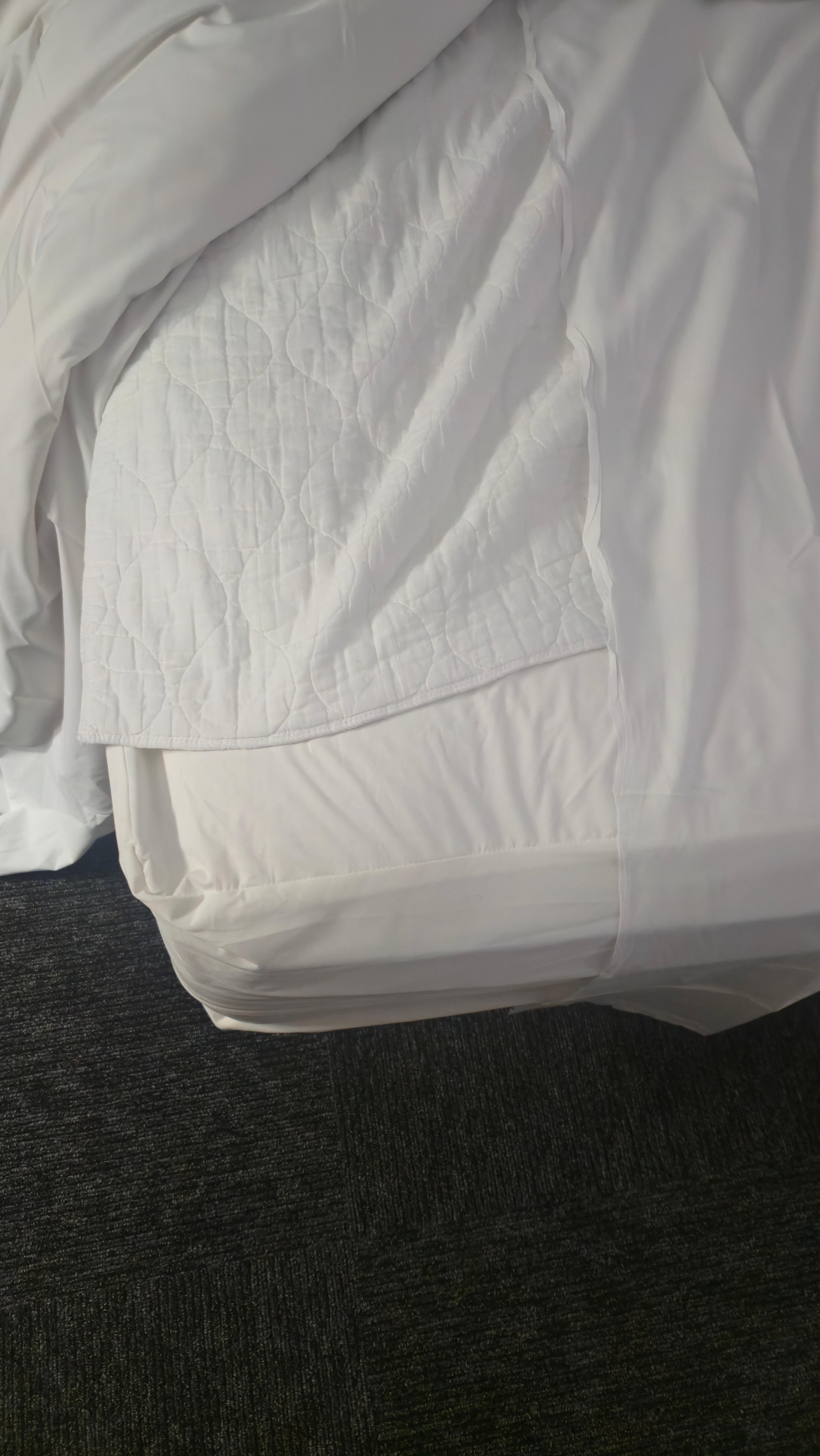 pas de draps house sur le matelas mais un drap plat  trop petit