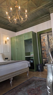 Emerald Mansion room with a king size bed