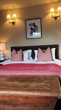 Cozy, clean room they really treat you lovely! One of the best stays I have had in the UK