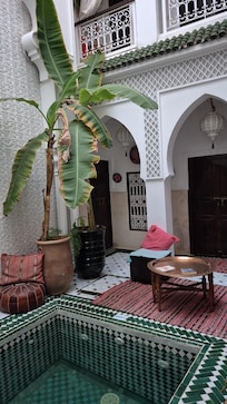 Une des piscines aux portes des chambres.