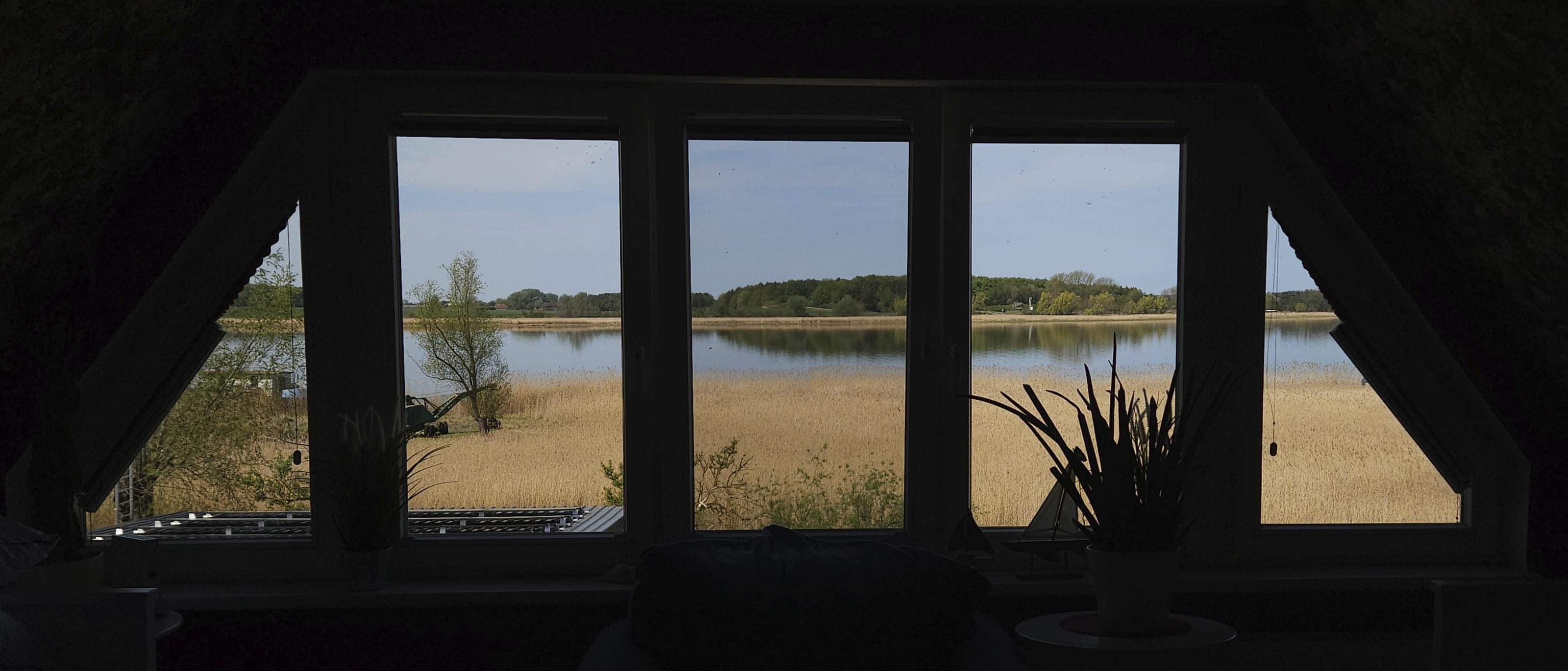 Blick aus dem Schlafzimmer auf den Peenestrom