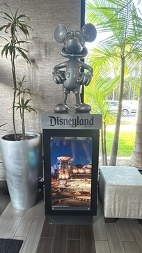 Es considerado buen vecino del complejo Disneyland Resort.