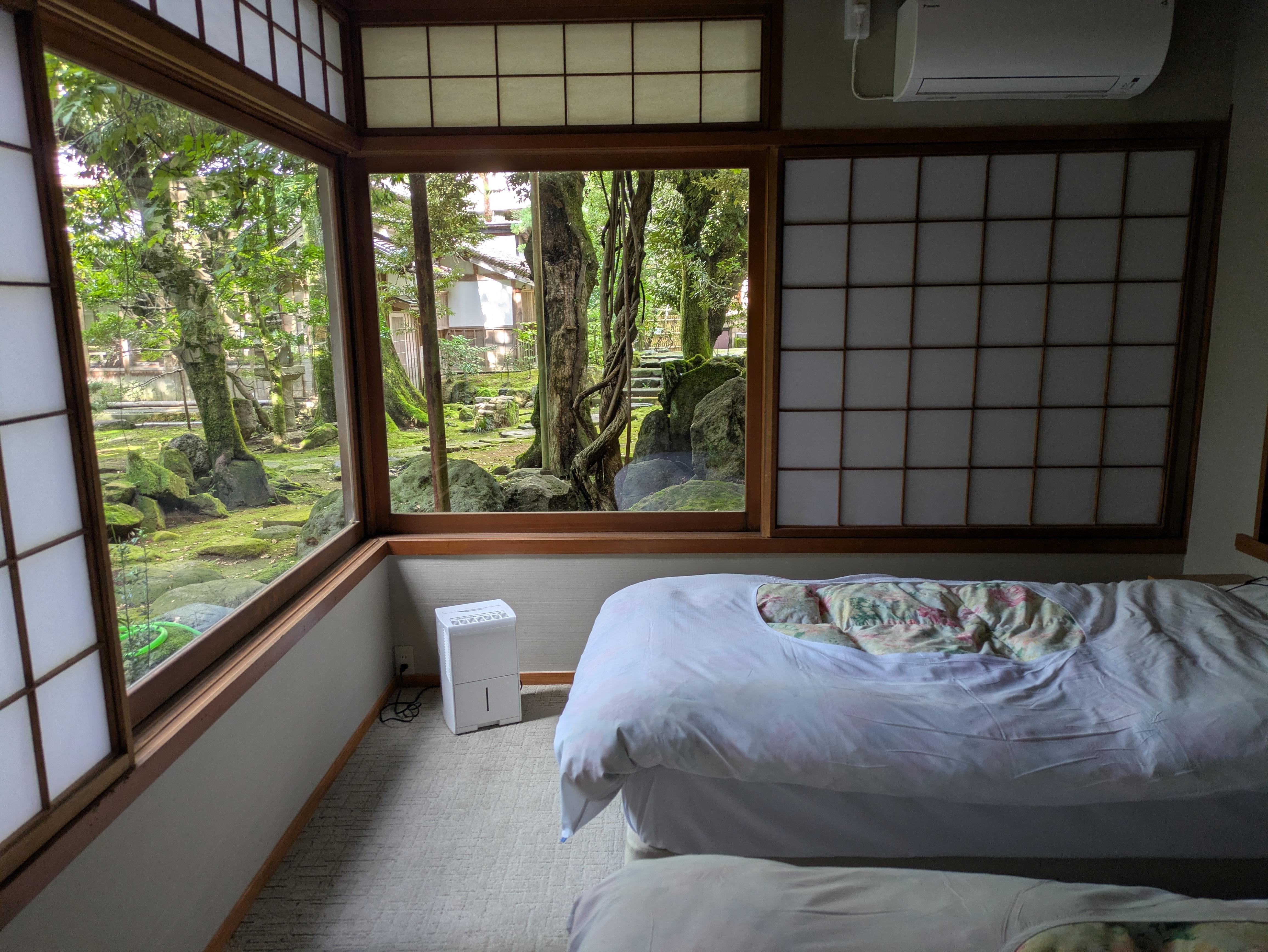 Bed room had a gorgeous view to the garden. You can get privacy by sliding the screen doors