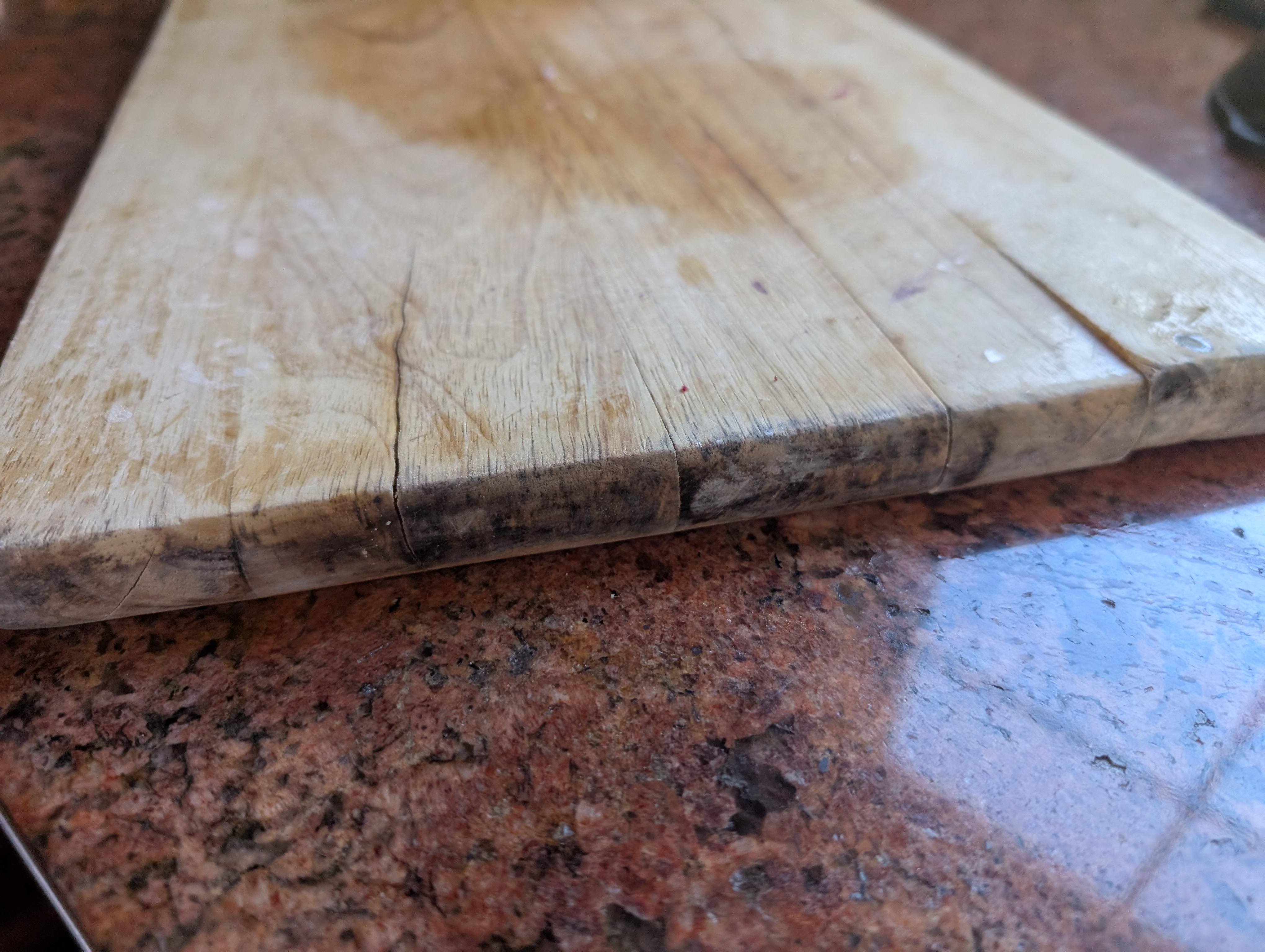 Mould on Cracked Cutting board