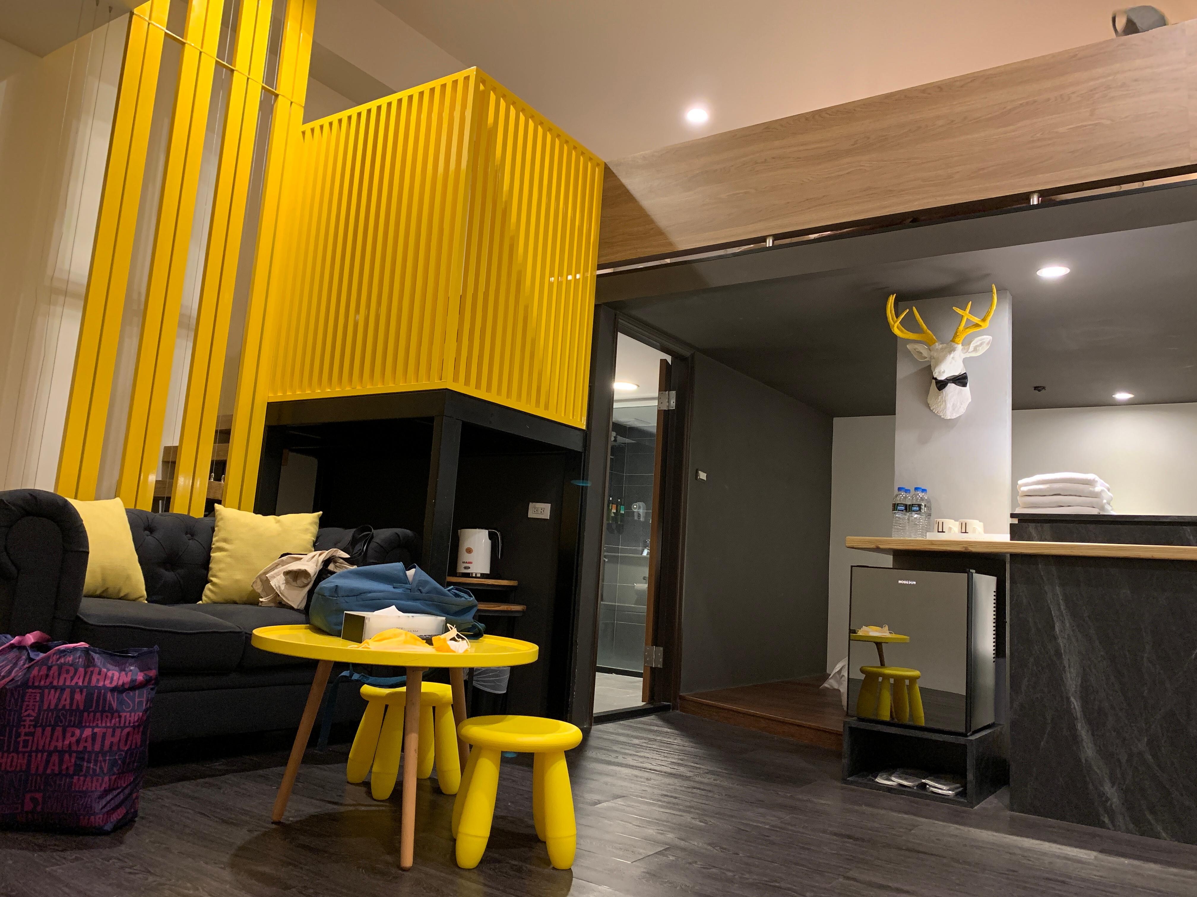 樓中樓格局大，適合家庭旅遊住宿
沙發太高了些，不好坐會滑下來