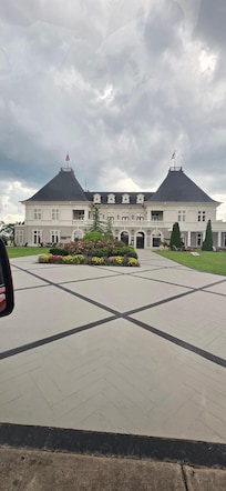 The wine tasting and Marc restaurant are in this building.