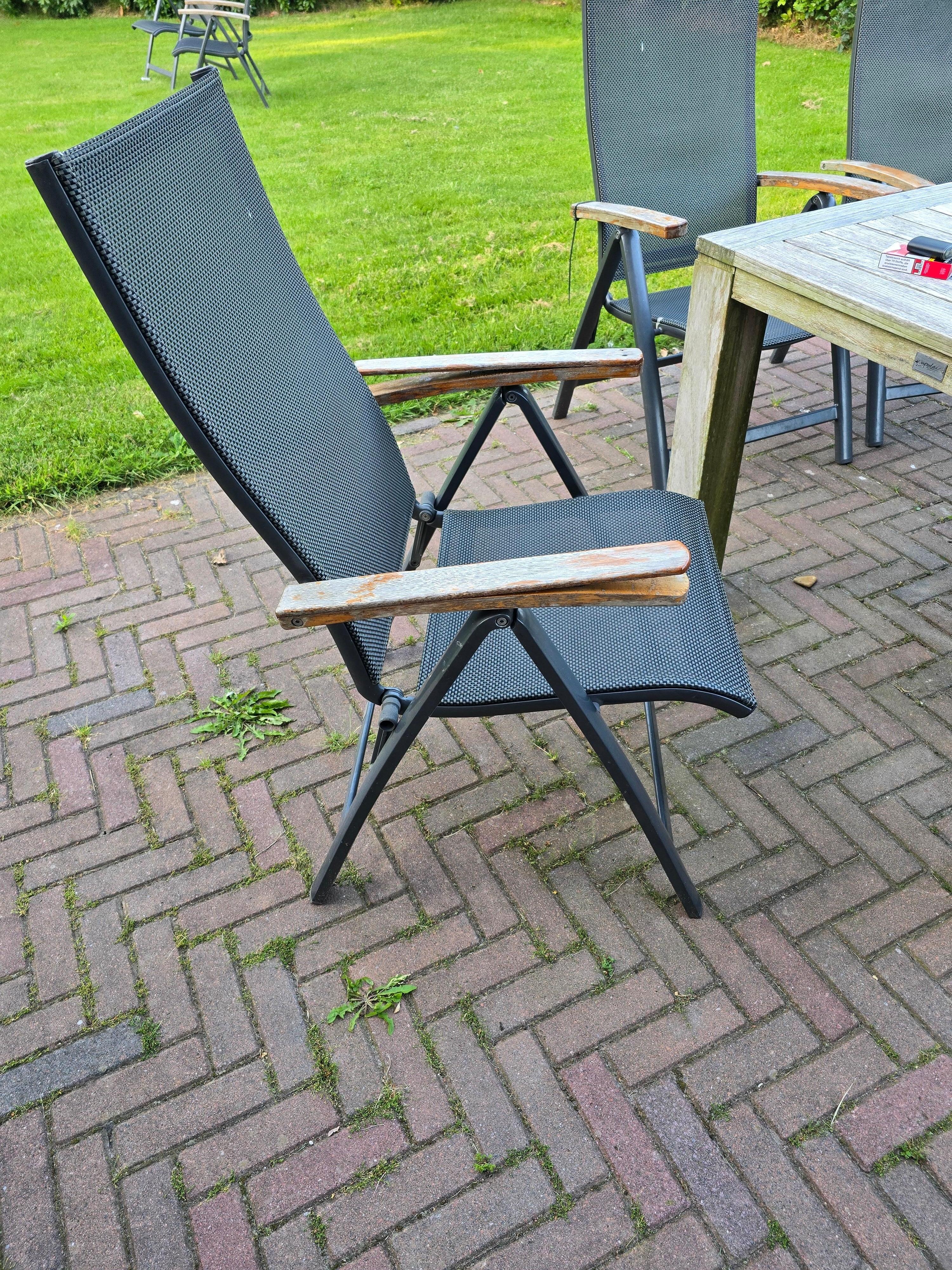 Defekte Gartenmöbel, siehe Armlehnen......