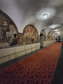 Kreuzgang in den alten Klostermauer