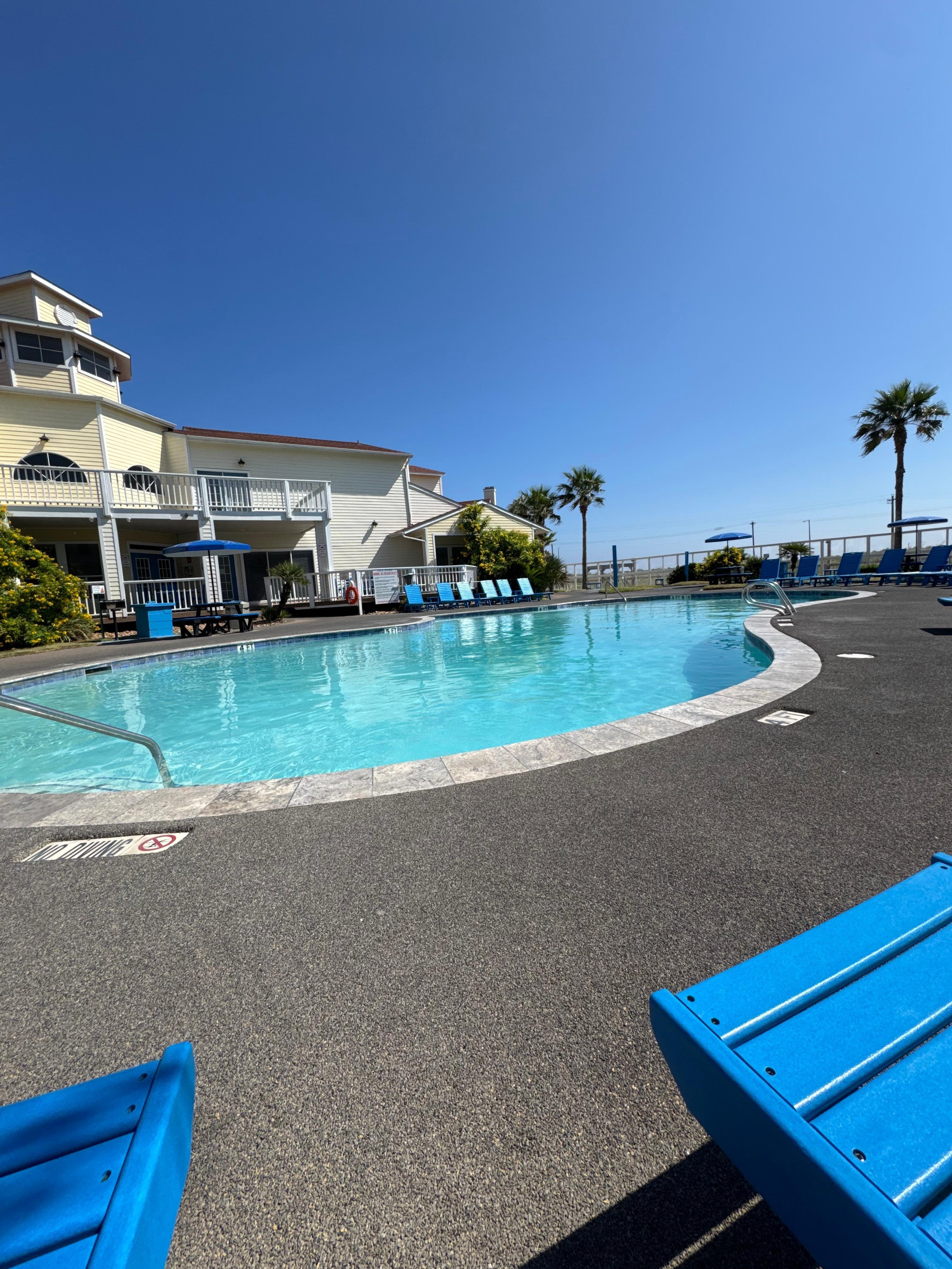 Refreshing pool, hot tub and sauna very close by