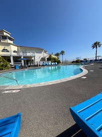 Refreshing pool, hot tub and sauna very close by