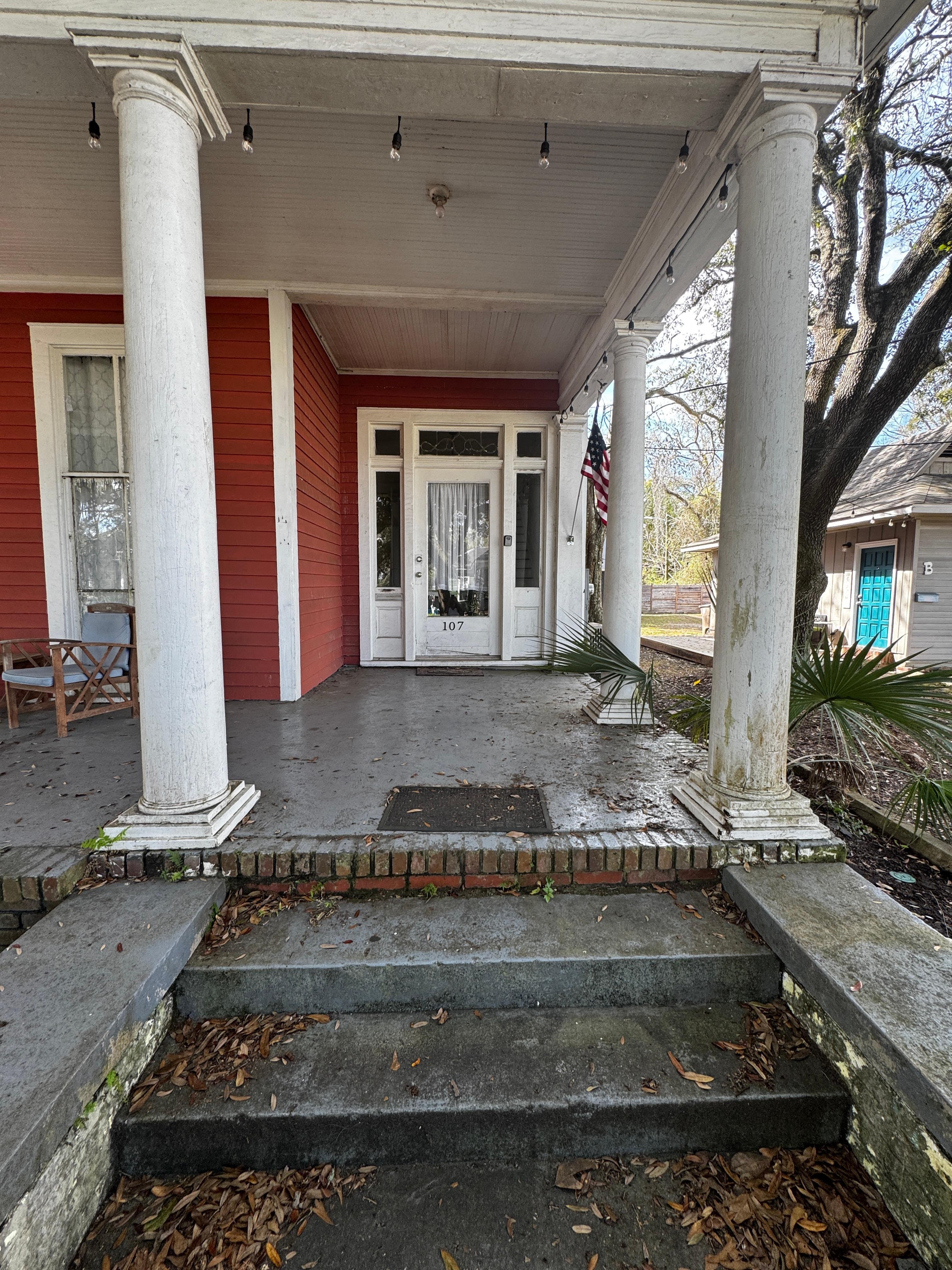 Front entrance of home nothing like picture in listing 
