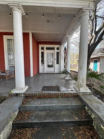 Front entrance of home nothing like picture in listing