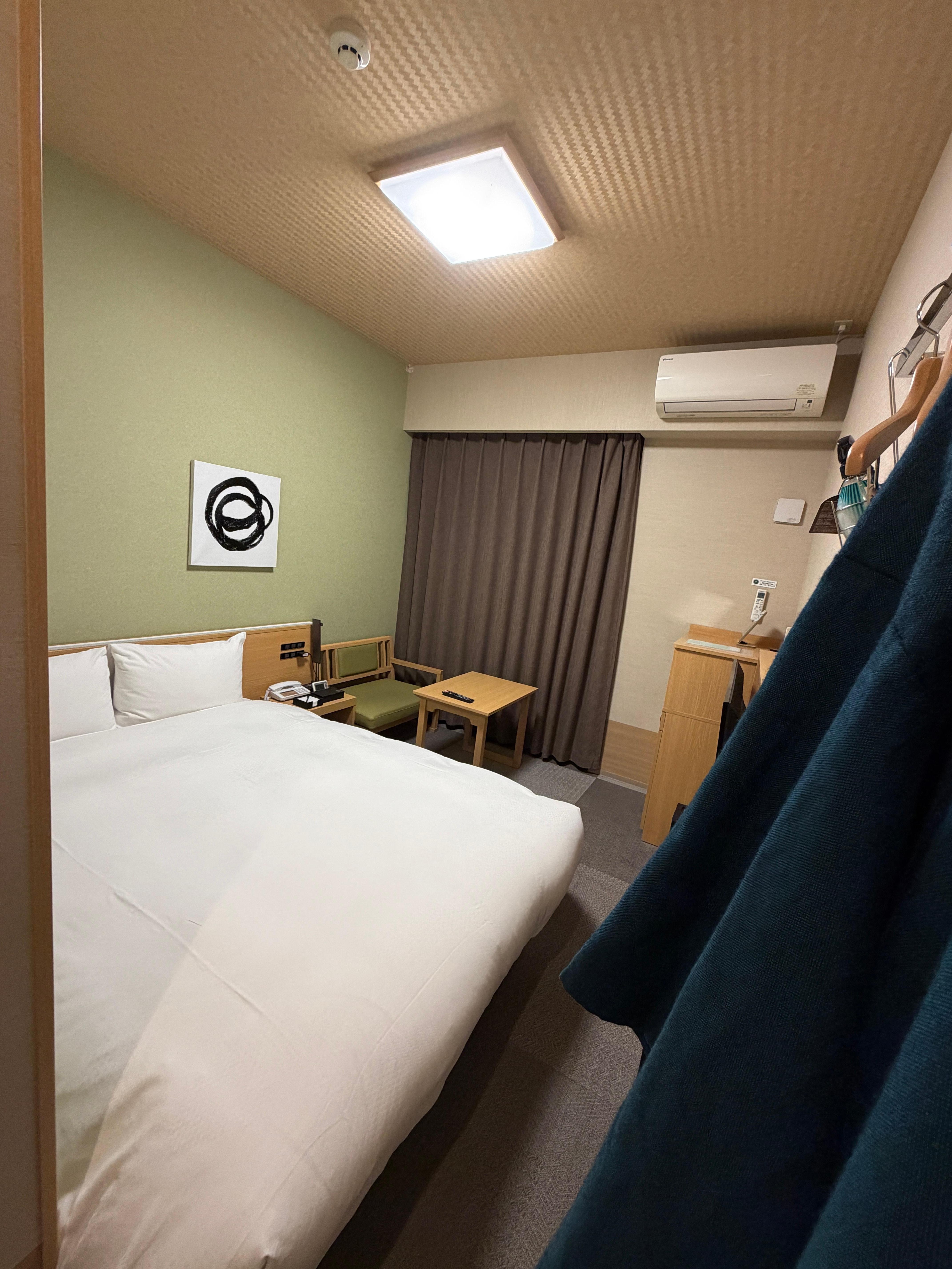 離れの一階部屋
かなり狭い
ベッドの足元ギリギリ通れる
スーツケース広げる場所なし
壁薄い
上から横から音全部聞こえる