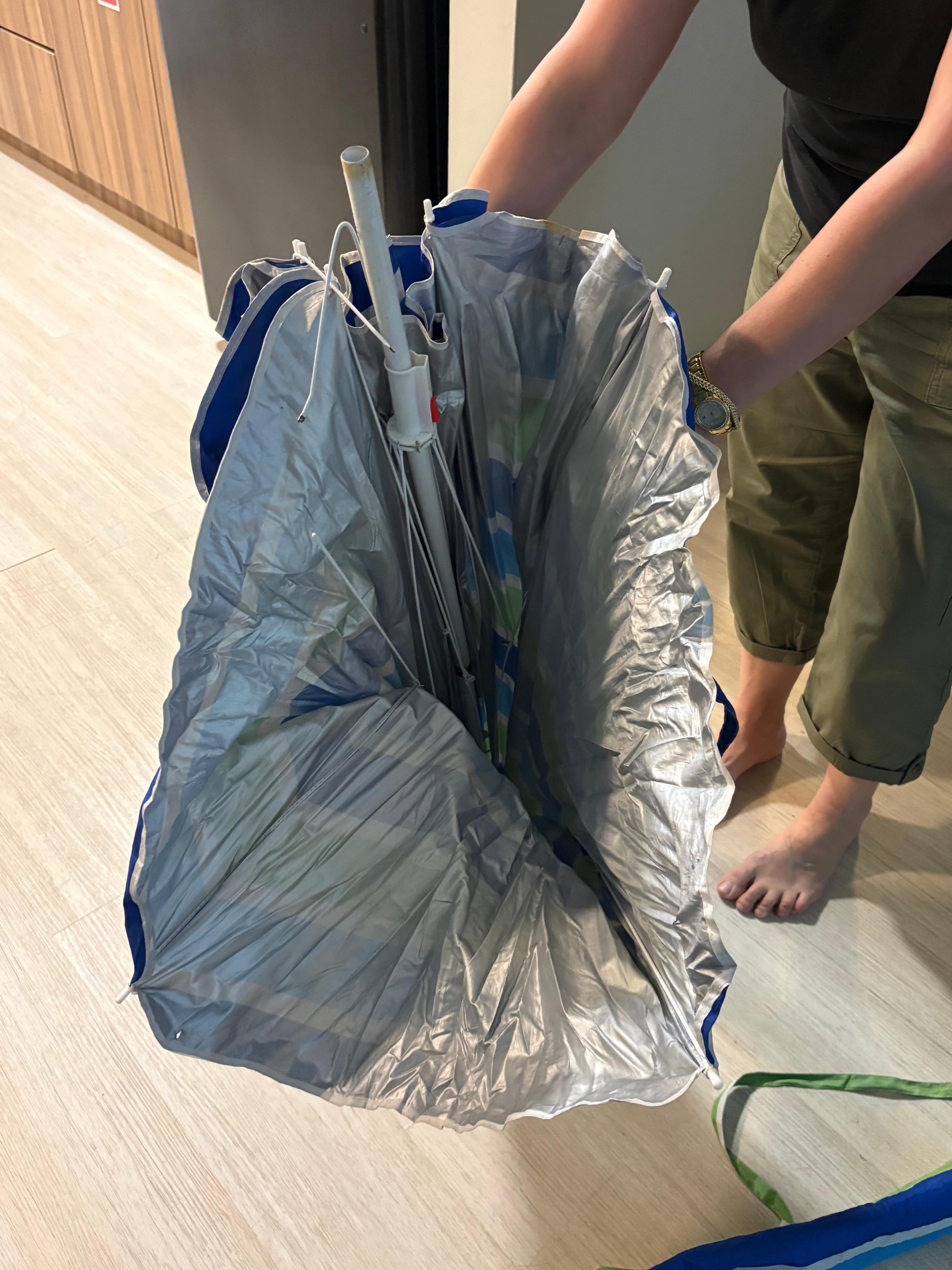 Broken umbrella. Rental advertised as having one. 
