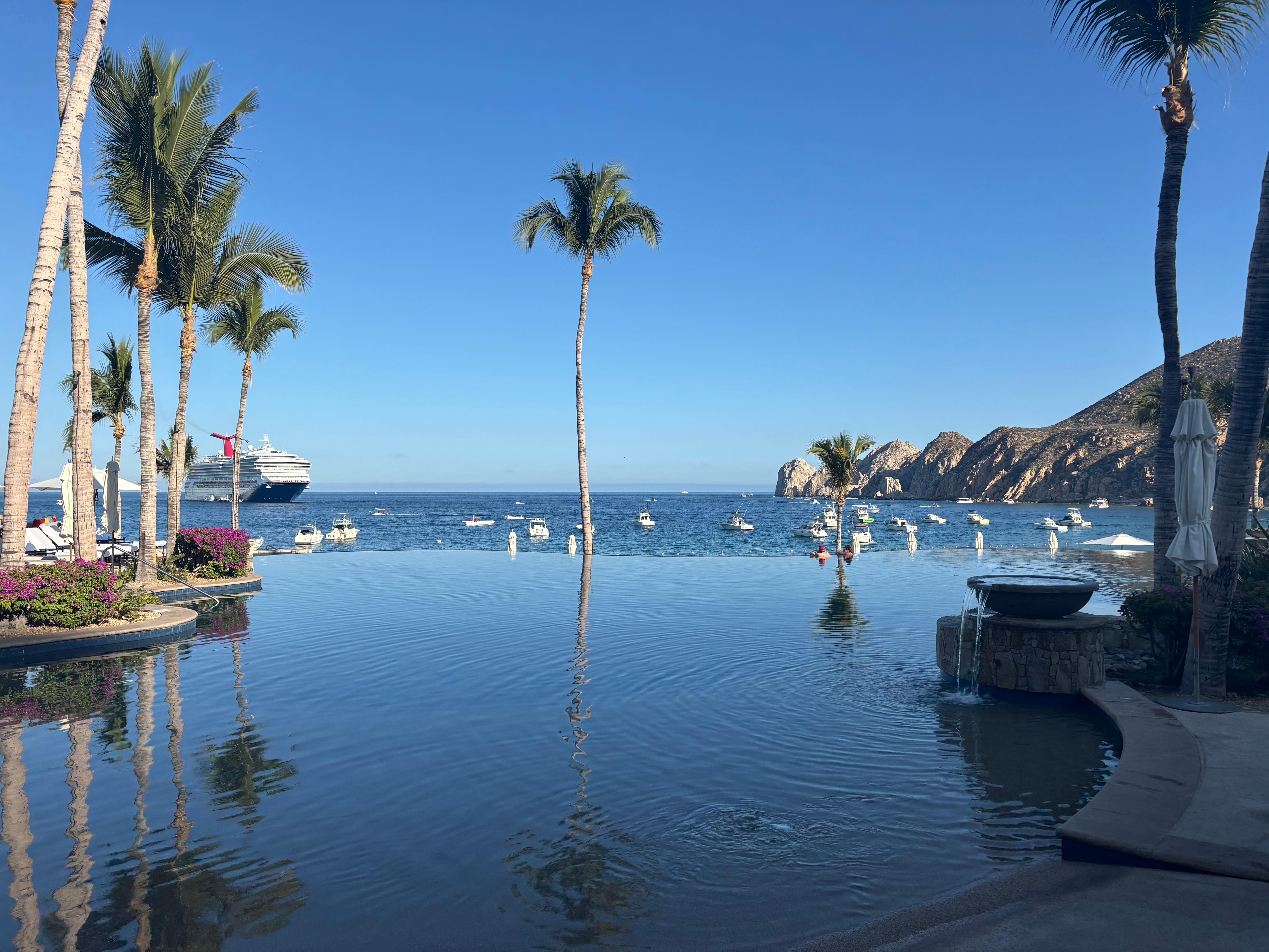 Amazing pool beach front. 