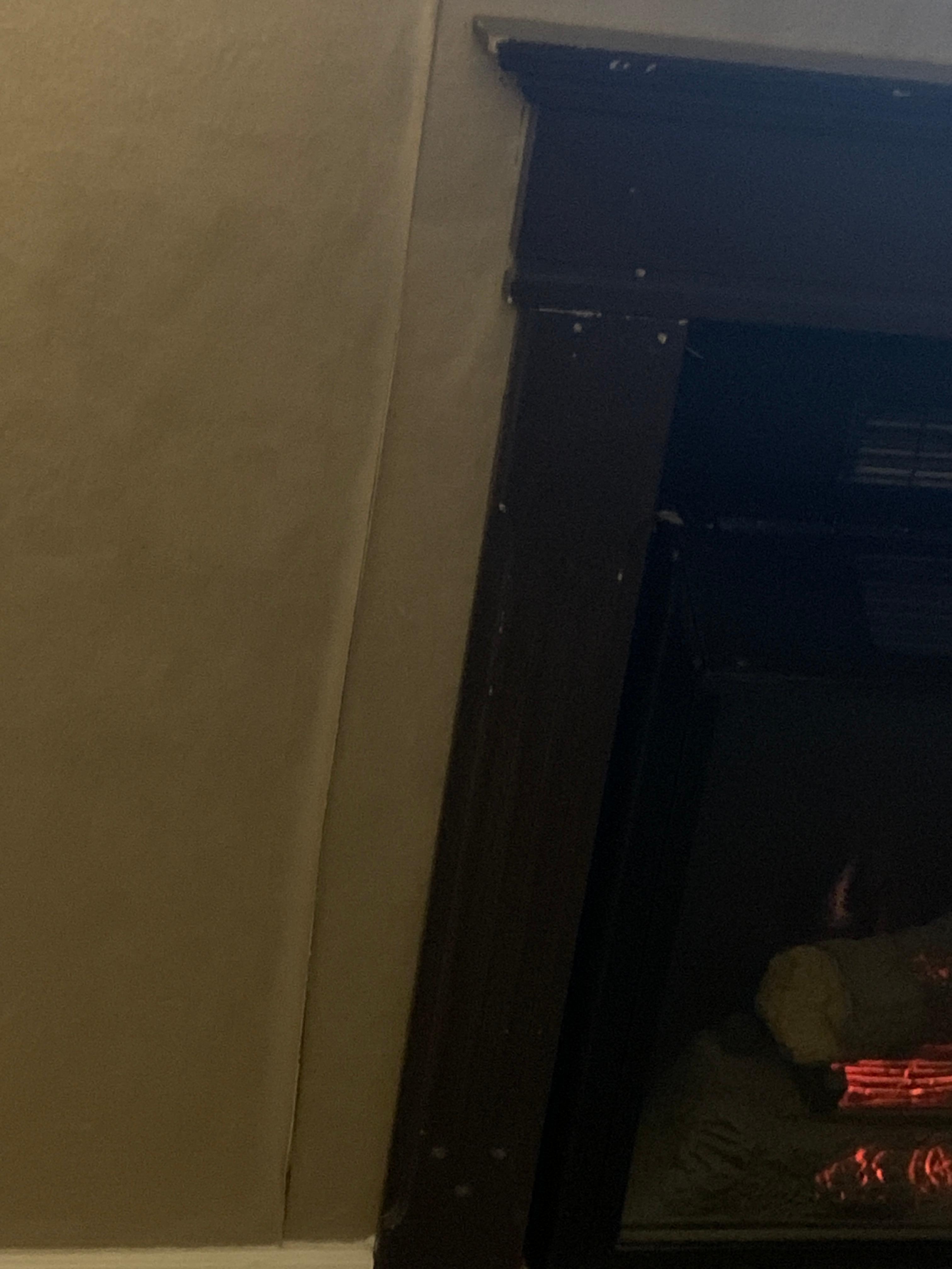 Tapisserie qui décolle et meubles défraîchis 