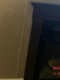 Tapisserie qui décolle et meubles défraîchis