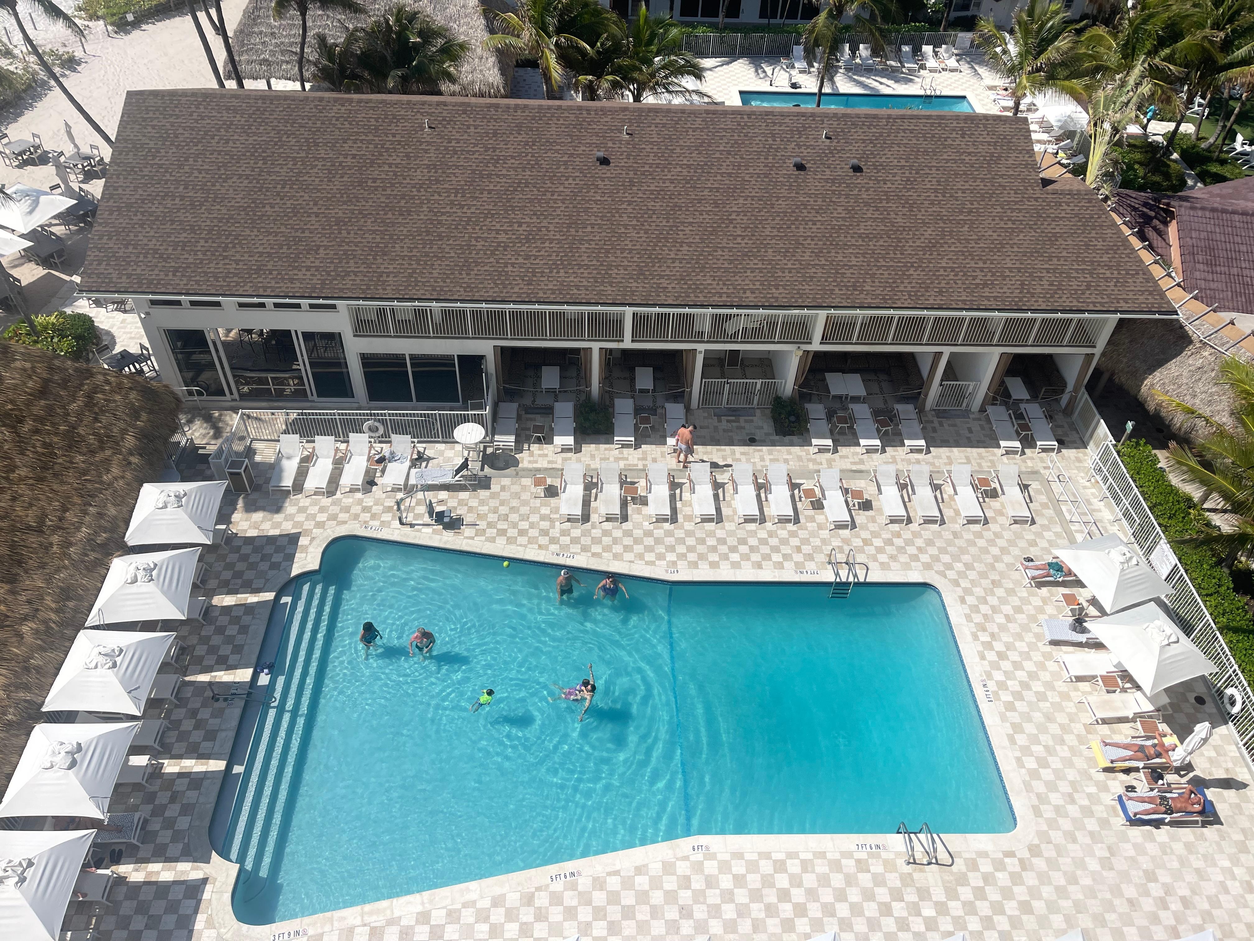 One of hotel swimming pools

Una de las dos piscinas del hotel