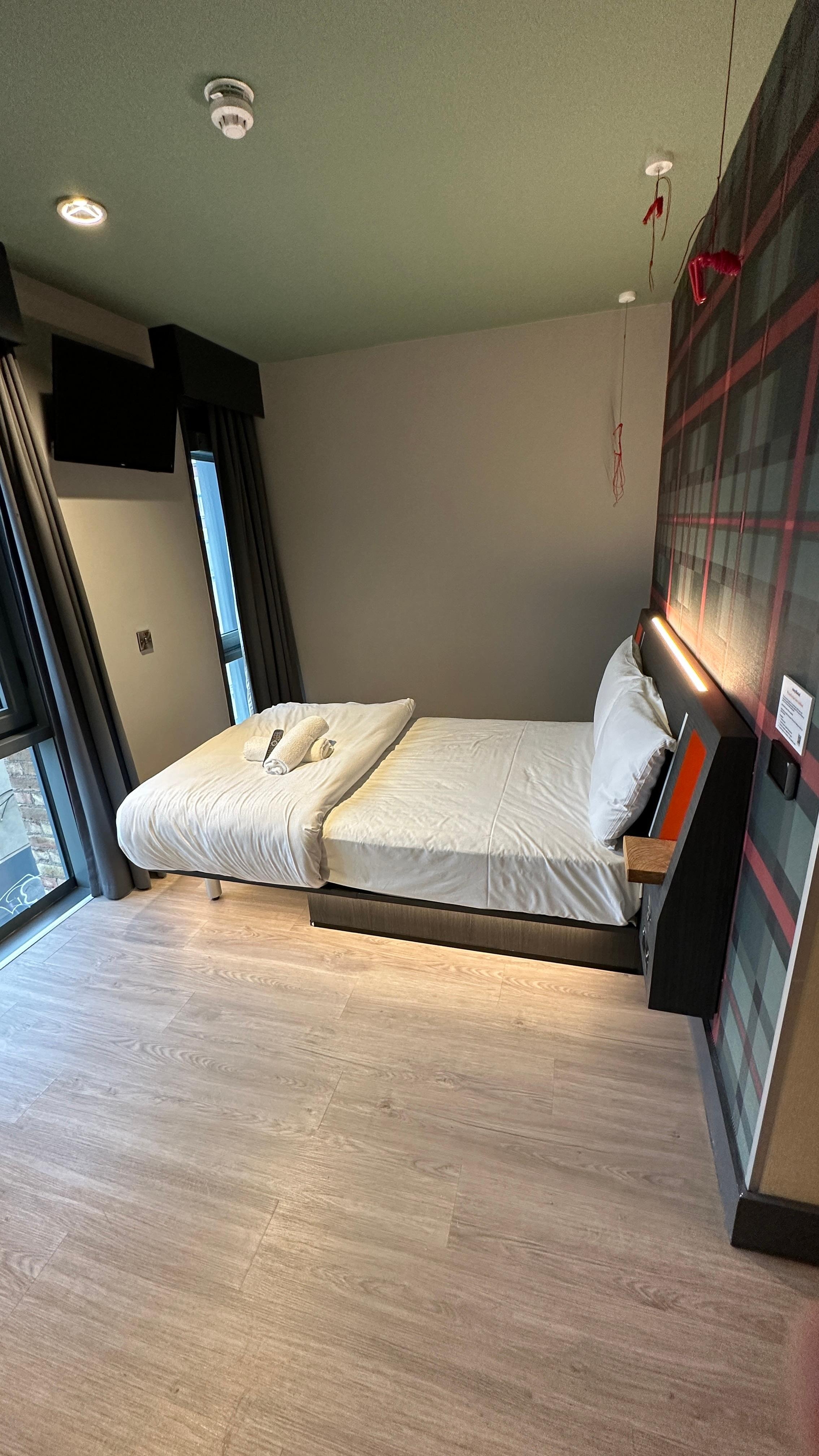 Le lit (dans une chambre sans le moindre meuble)