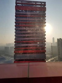 正对这一栋建筑,跟碑一样