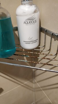 Dans la salle de bain, support rouillé