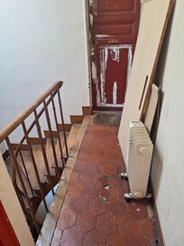 die Treppenstufen waren schlüpfrig und ausgetreten