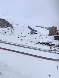 Vue du salon .
L'étage en dessous, magasin de location de matériel de ski, restaurant et Motoneiges au pied de l'immeuble ❤️