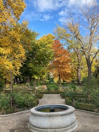 Park/ garden 2 blocks away.
(Also 6 minutes walk to the Prado and 2 minutes to the Reina Sofia