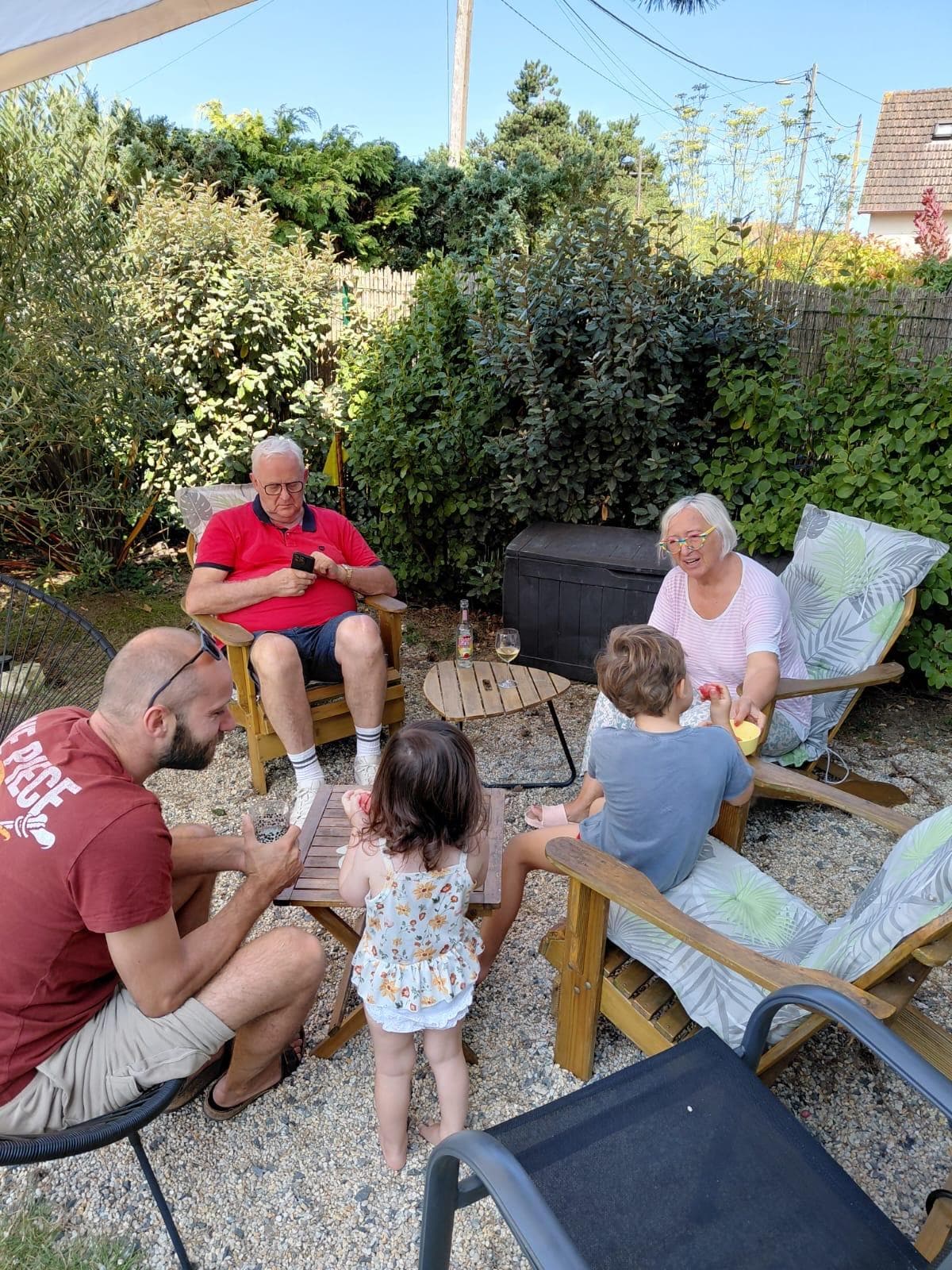L’apéro dans  le coin salon du jardin bien ombragé !