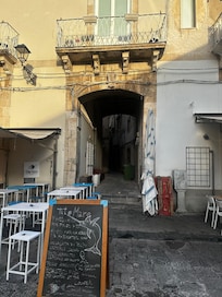 Entrance to Via Ronco Cutali, from Ortigia street market