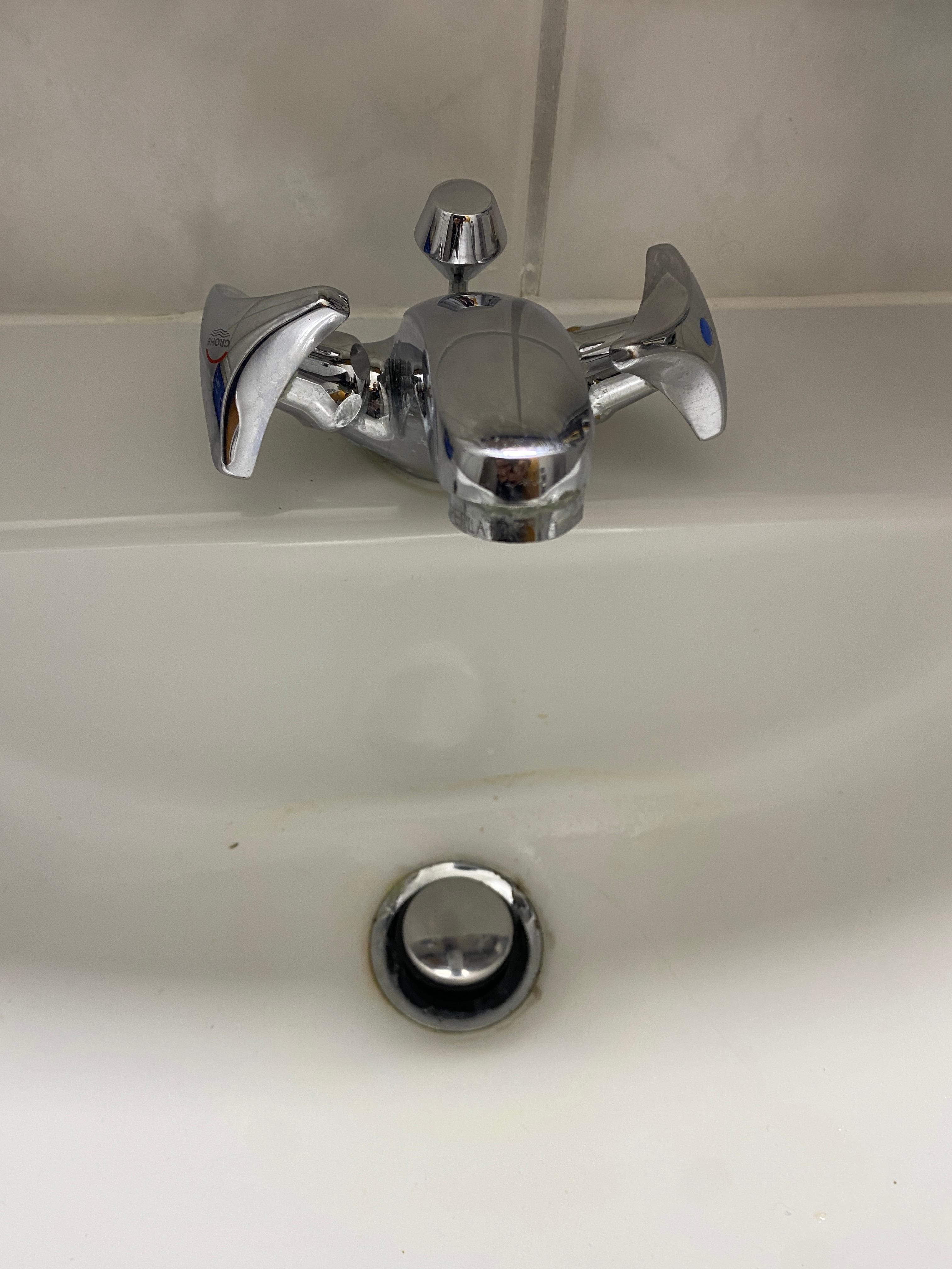 Abfluss verdreckt. Kaltwasser lässt sich nicht komplett abstellen. 