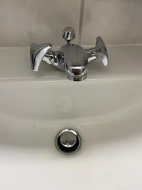 Abfluss verdreckt. Kaltwasser lässt sich nicht komplett abstellen.