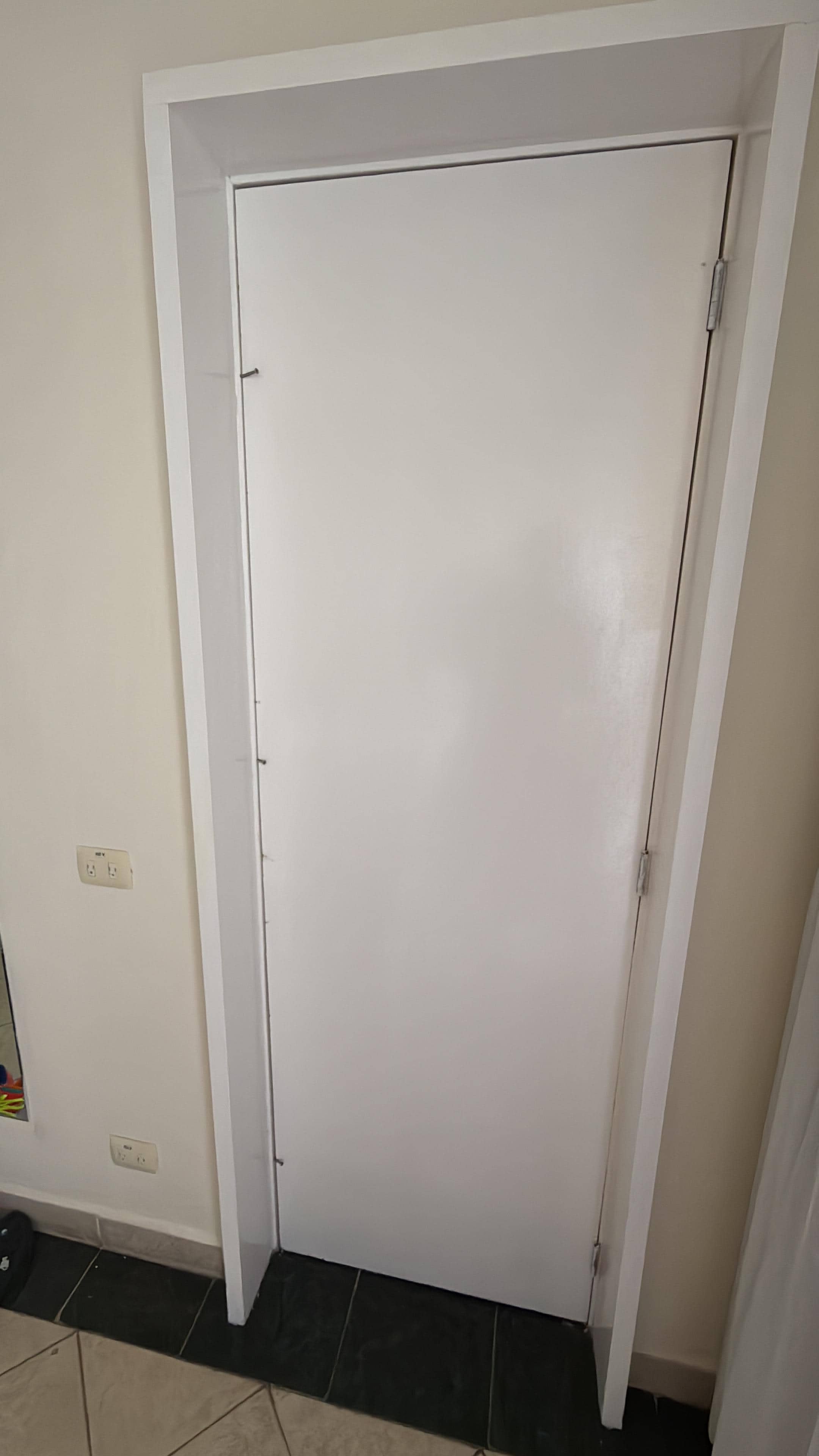 La puerta que se “comparte” con otros huéspedes, esta separada por 3 clavos. La seguridad es primero