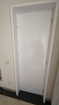 La puerta que se “comparte” con otros huéspedes, esta separada por 3 clavos. La seguridad es primero