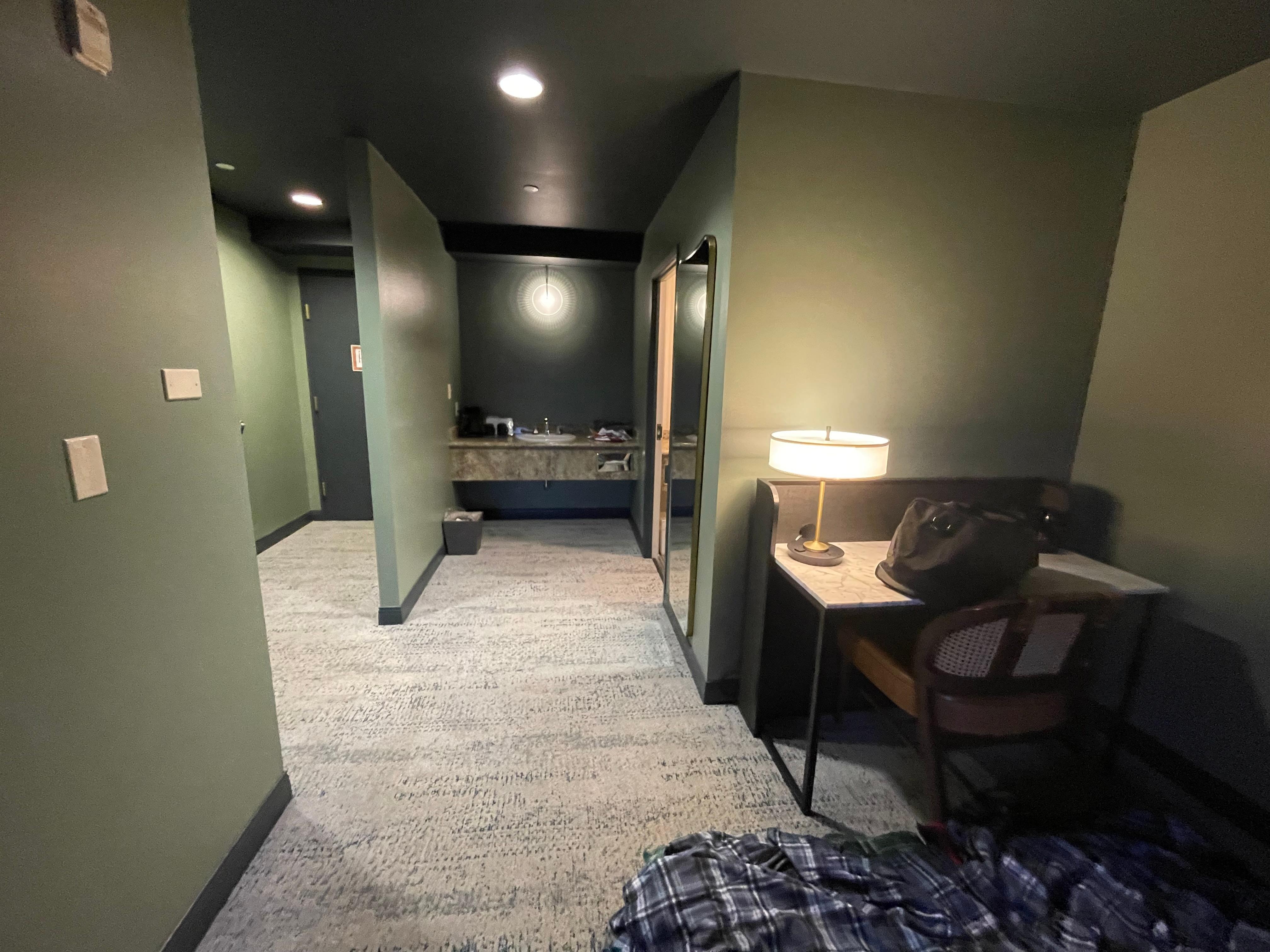 Other part of the suite and internal entry