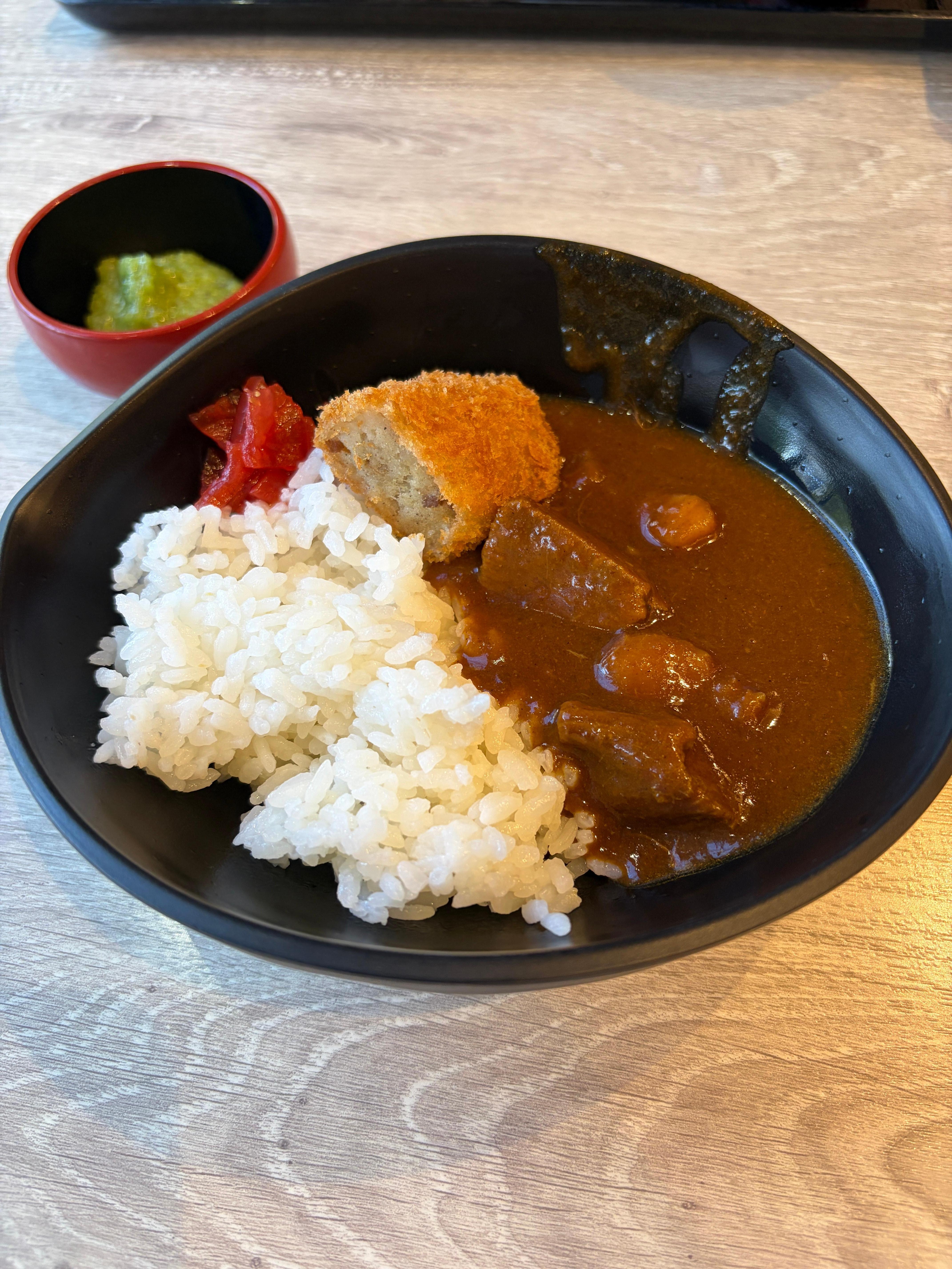 朝食牛タンカレーと牛タンコロッケ
