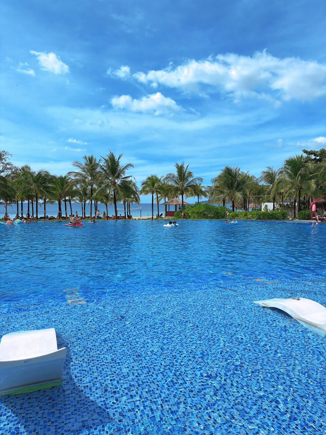 ホテルのメインプール