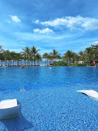 ホテルのメインプール