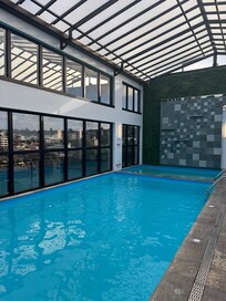 Piscina coberta e aquecida