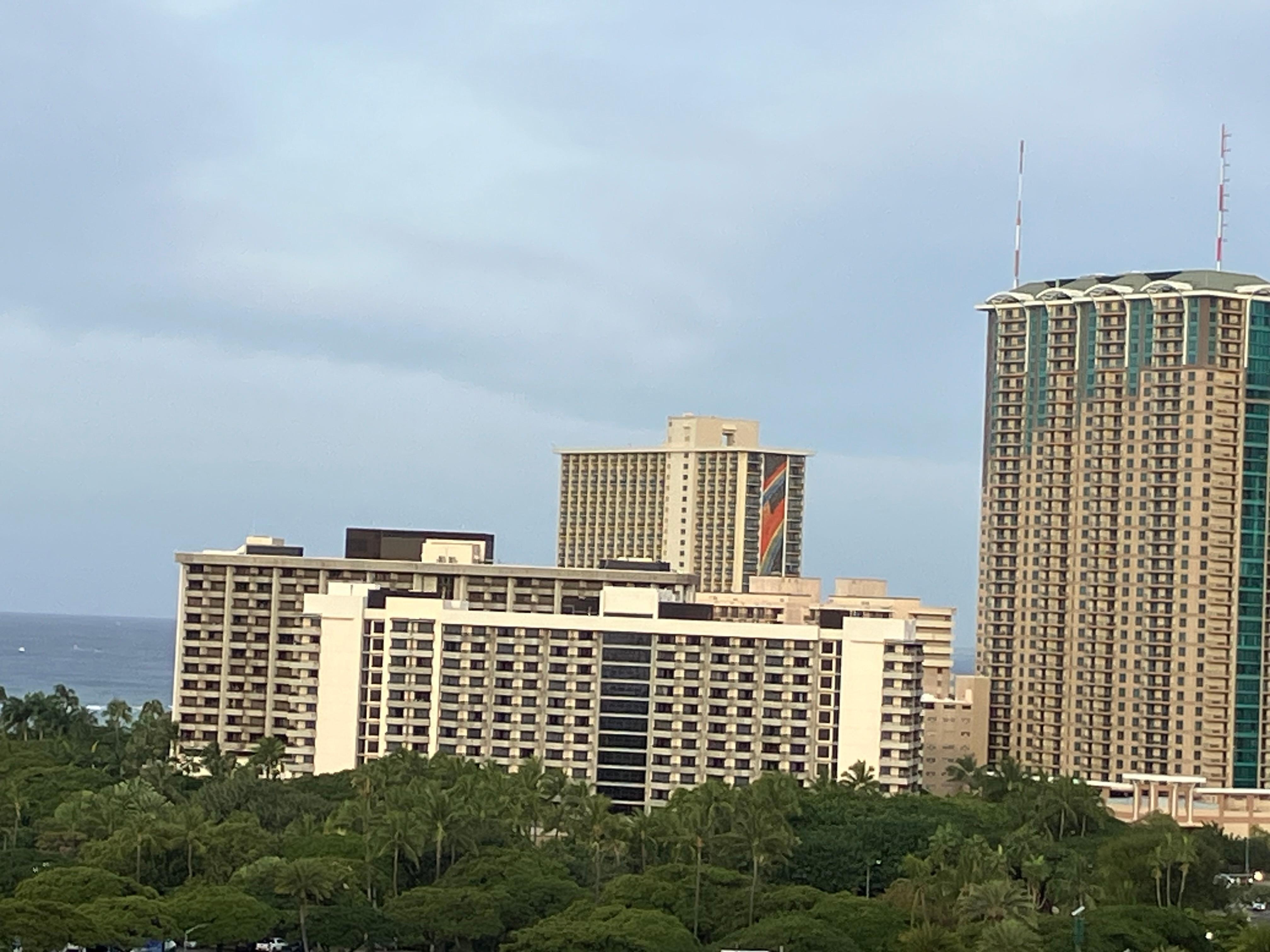 ヒルトンのレインボーカラーが見えました